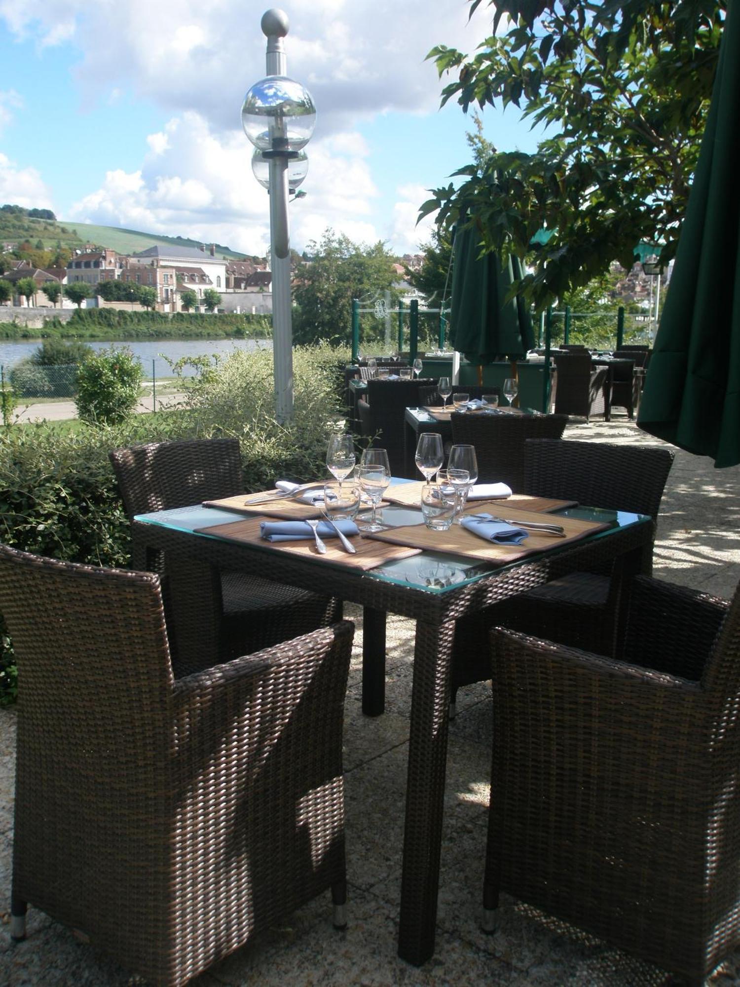 Hotel Restaurant Le Rive Gauche Joigny Exteriör bild